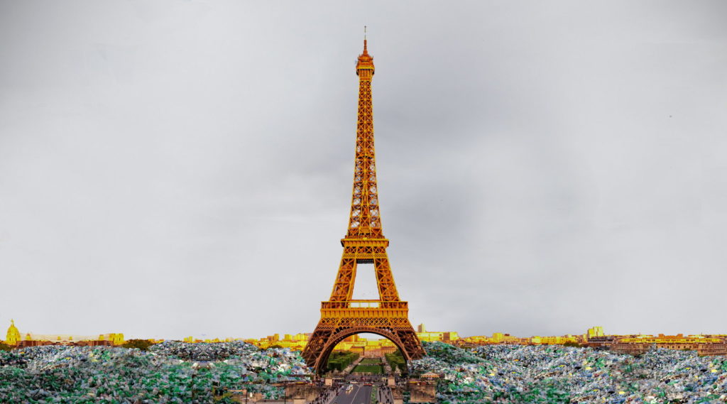 torre eiffel en cementerio de plásticos